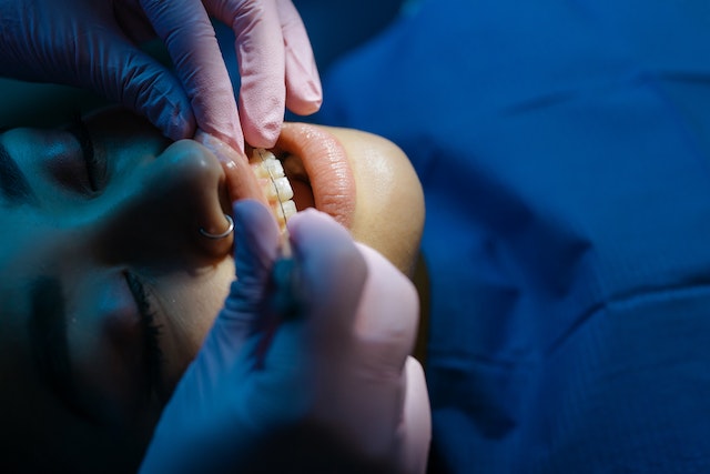 Dantų kanalų gydymas mikroskopu – įrankis, be kurio šiandien sunku įsivaizduoti endodonto darbą