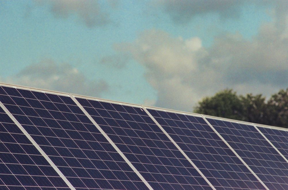 Saulės elektrinių įrengimas skirtinguose objektuose: stogas, žemė ar komercinis pastatas?