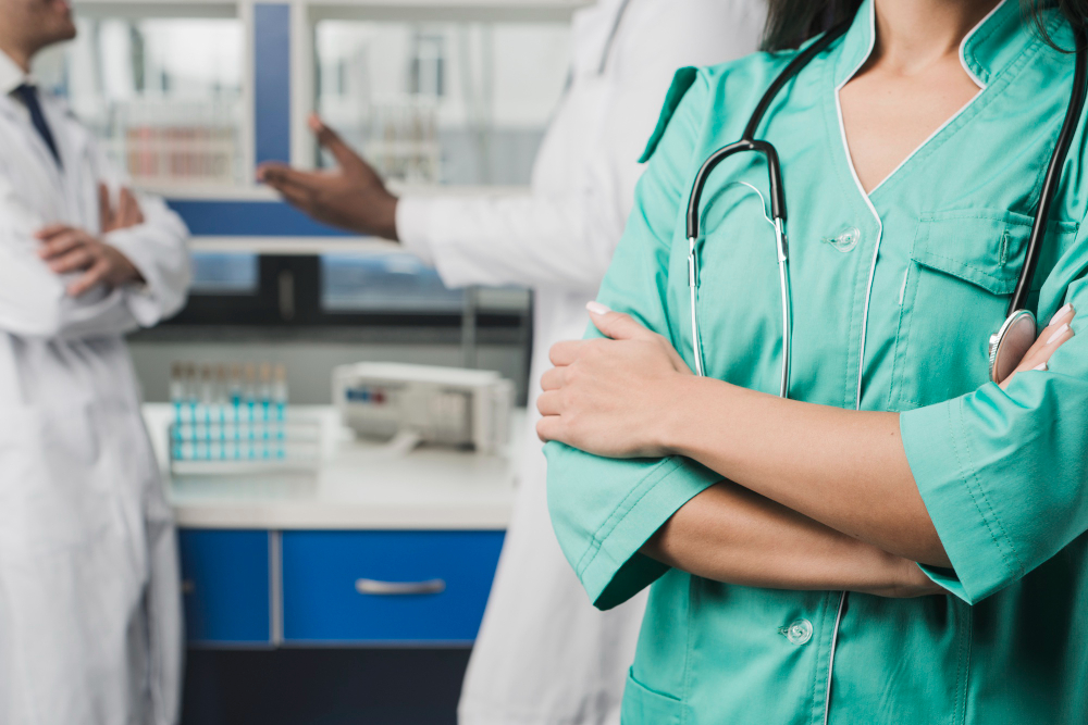 Kaip išsirinkti plastikos chirurgą ir kliniką krūtų mažinimui: 8 dalykai, kuriuos verta patikrinti